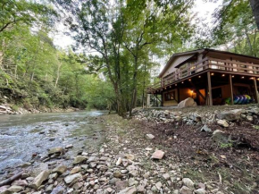 Fun Creekside cabin- tubing, fishing, grilling!